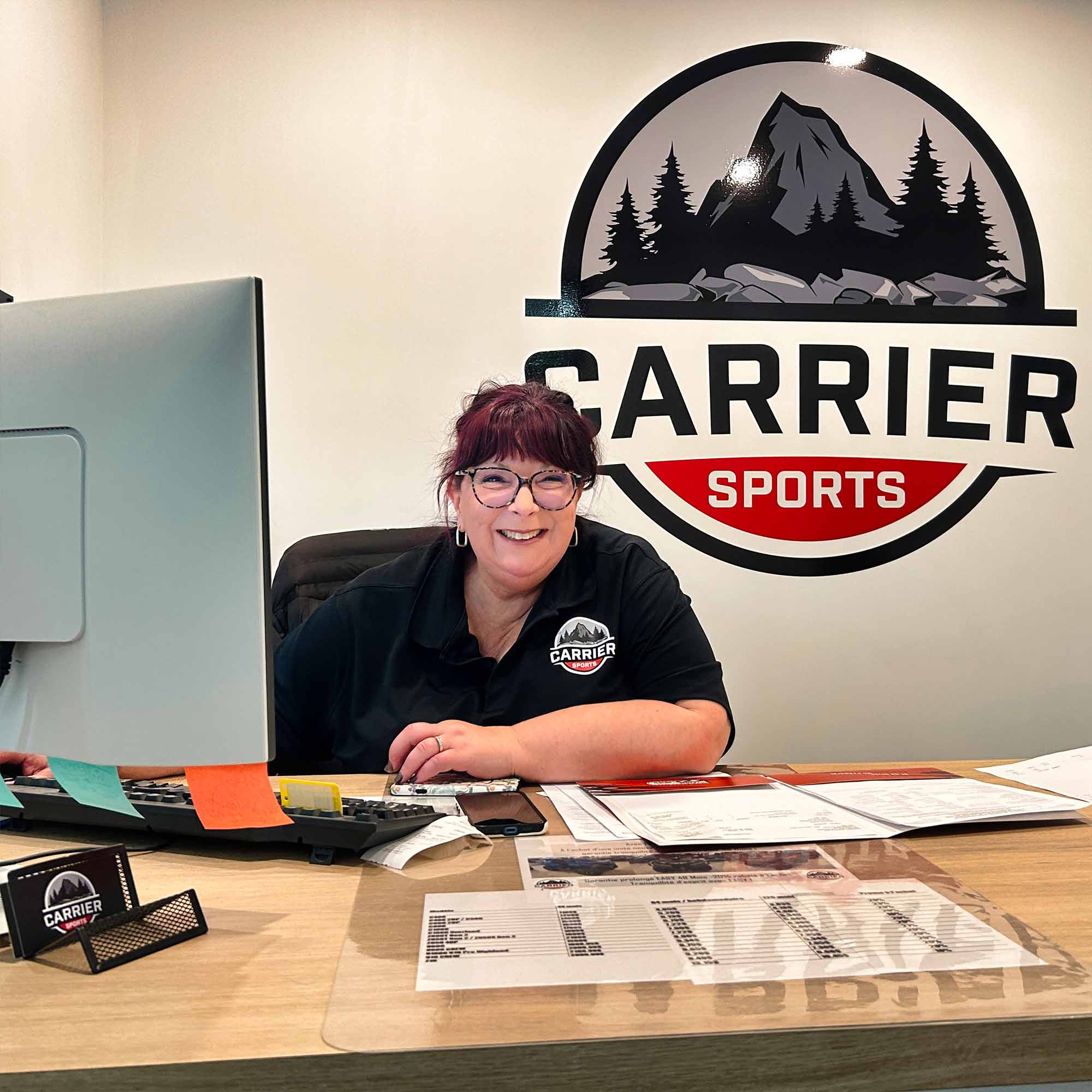 Manon Carrier, responsable de la comptabilité, est celle qui règle avec sourire et efficacité tous les petits tracas du quotidien. Grâce à son sens du détail et sa bienveillance, tout le monde trouve toujours une solution à ses problèmes.