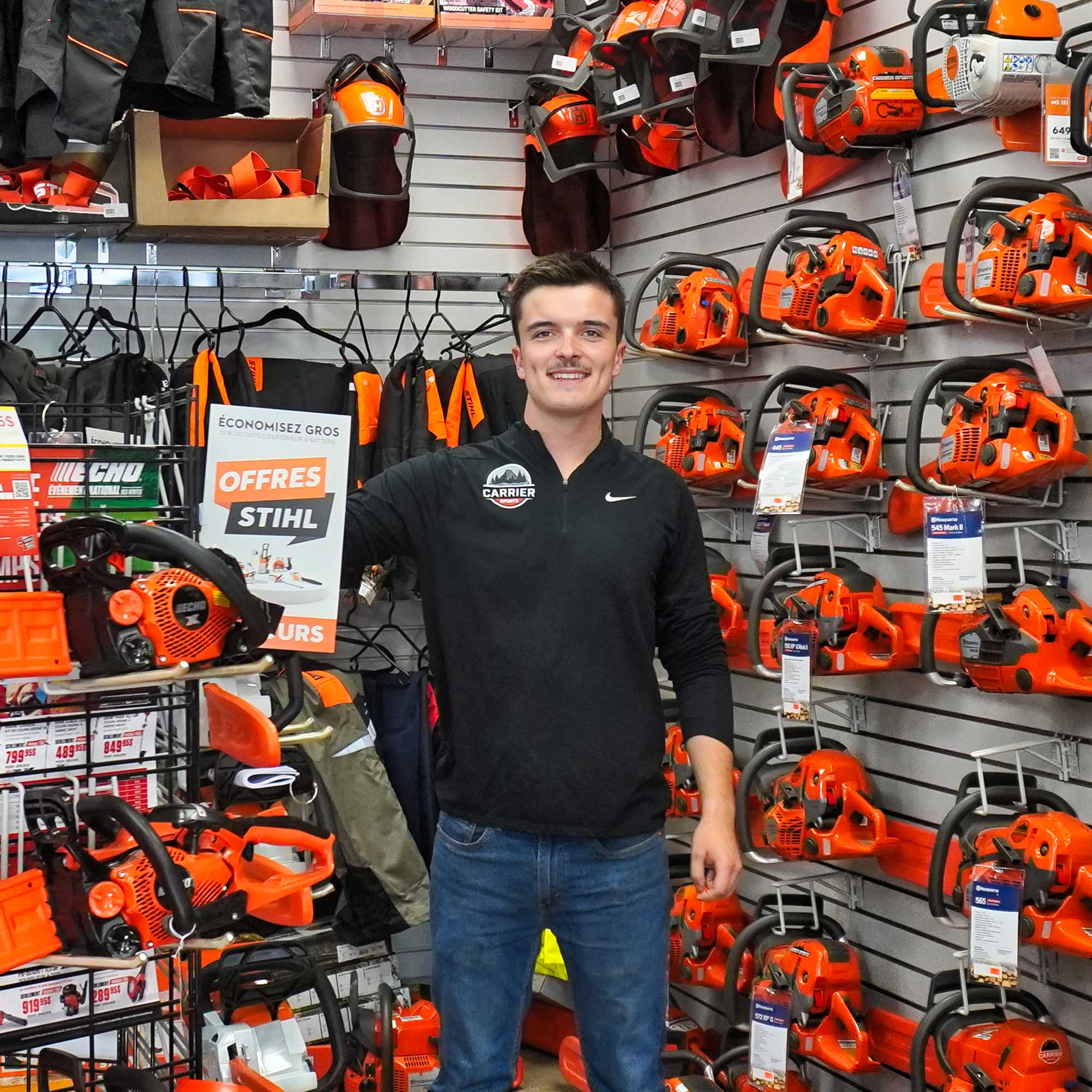 Frère de Samuel, est aviseur technique au service des réparations et des pièces. Spécialiste reconnu des chainsaws, il combine son expertise mécanique à son rôle de nouvel ambassadeur des médias sociaux, reliant ainsi tradition et modernité chez Carrier Sports.
