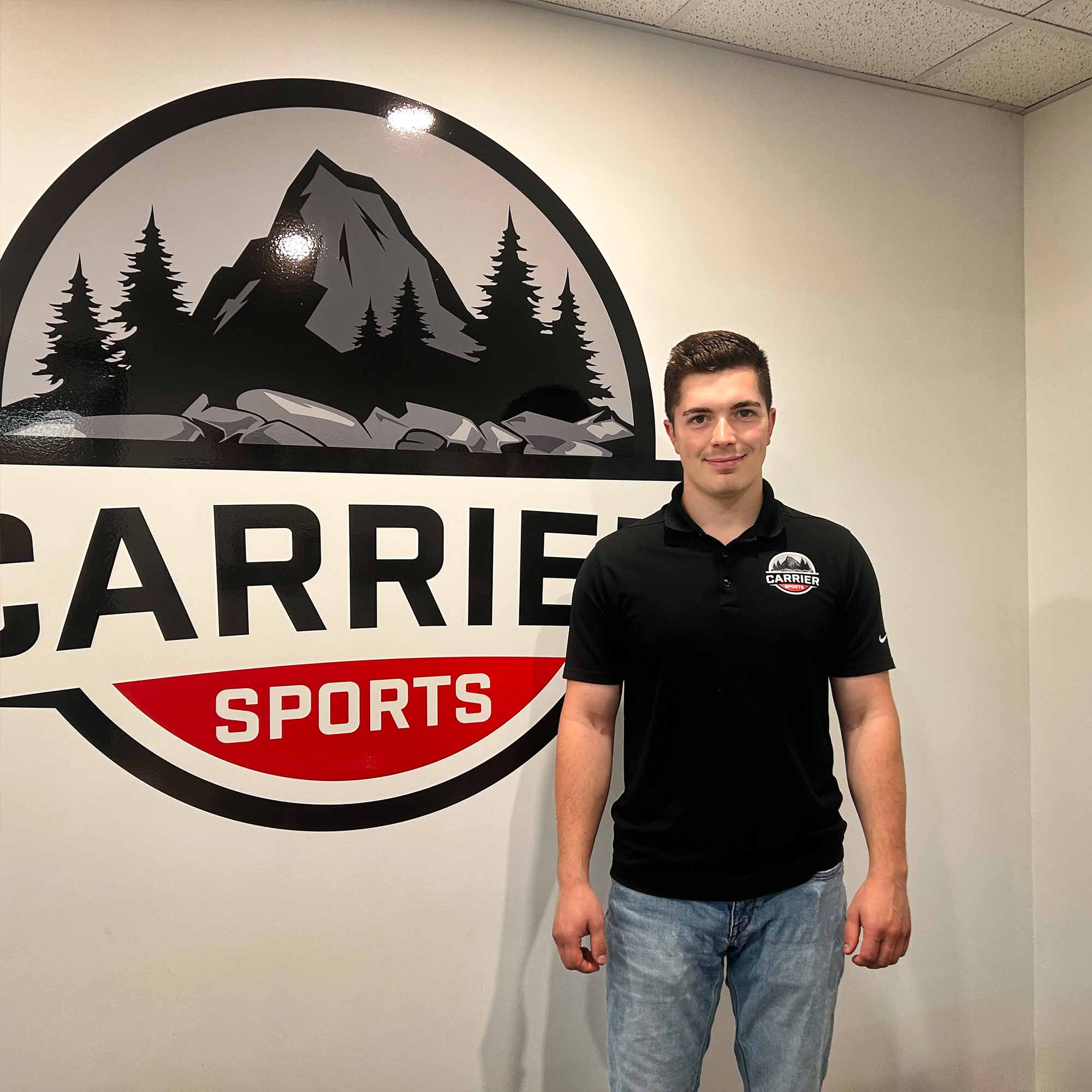 Président de Carrier Sports, vous accueille avec passion et authenticité. Toujours à l’écoute, il s’assure que chaque visite soit une expérience unique, où la proximité et le respect passent avant tout.